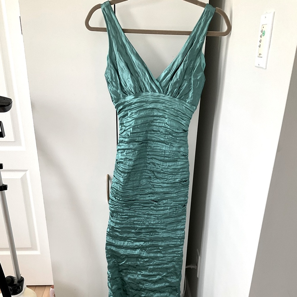 Nicole miller size 2 emerald green silk taffeta gown with tags and mini train